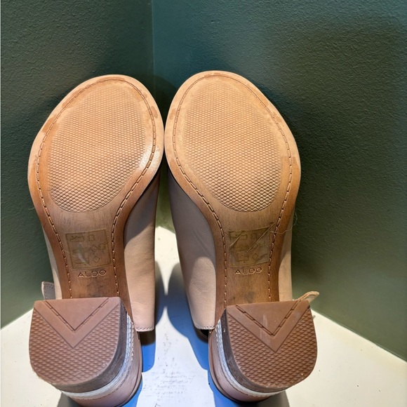 ALDO, nude coloured leather shoe with 4” block multicoloured heel. Size US 8.5 - Picture 6 of 8